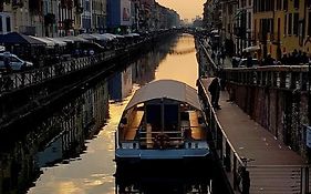La Boheme Navigli - quiet vintage junior suite with cozy balcony attic 5th floor - tranquilla Mansarda con balcone vista giardino 5 piano - metro' verde -green subway Porta Genova